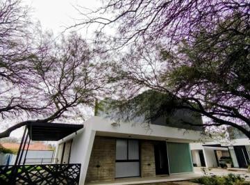 Casa · 3 Dormitorios · 2 Cocheras · Casa en Alquiler en Housing Barrancas de La Carolina