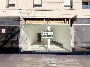 Local comercial · 30m² · Local en Alquiler - 35 m² con Baño - Frente Vidriado - Excelente Ubicación