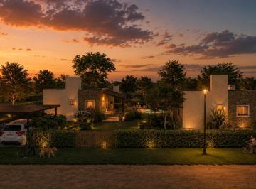 Casa · 186m² · 2 Dormitorios · 2 Cocheras · Nuevo Desarrollo: Cabañas a Estrenar con Piscina en Nono