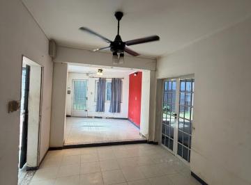 Casa · 136m² · 7 Ambientes · 1 Cochera · Casa de 3 Dorm. y Patio en Candioti Sur