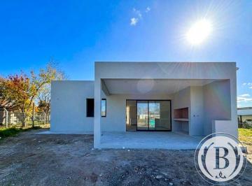Casa de 5 ambientes, Pilar · Bustamante Prop Santa Lucia 12620 Casa Venta Pilar del Este