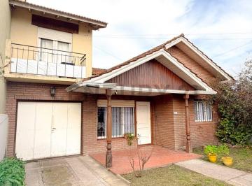 Casa · 180m² · 3 Ambientes · 1 Cochera · Venta de Casa + Departameto 2 Ambientes en Planta Alta, en Barrio Villa Primera