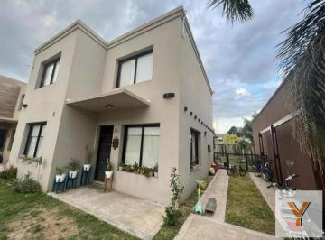 Casa · 150m² · 4 Ambientes · 3 Cocheras · Casa en Venta - 3 Dorm. 2 Baños - Cocheras - 299 m² - Ituzaingó