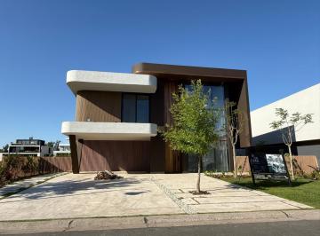 Casa · 908m² · 7 Ambientes · 2 Cocheras · Casa en Venta /alquiler Al Rio y Muelle Propio en Barrio El Yacht, Nordelta, Tigre