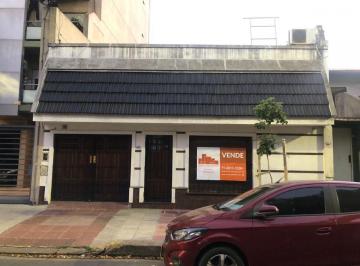Casa de 5 ambientes, Floresta · ¡Apto Credito! Amplia Casa de 4 Ambientes con Patio, Terraza, Garaje, Dos Baños y Depósito.