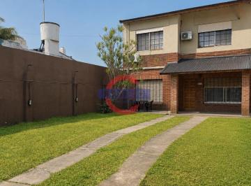 Casa · 134m² · 6 Ambientes · 3 Cocheras · Casa Multifamiliar de 2 Plantas con Jardín y Cochera Pasante