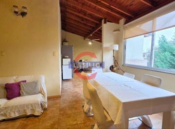 Casa · 134m² · 6 Ambientes · 3 Cocheras · Casa Multifamiliar de 2 Plantas con Jardín y Cochera Pasante