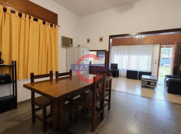 Casa · 134m² · 6 Ambientes · 3 Cocheras · Casa en Venta Multifamiliar de 2 Plantas en Carapachay con Jardín y Cochera Pasante