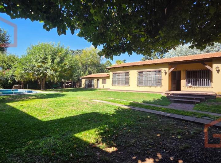 Casa · 800m² · 4 Ambientes · 2 Cocheras