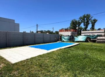 Casa · 52m² · 3 Ambientes · 1 Cochera · Venta Casa con Pileta, Quincho, Bº Semi Cerrado