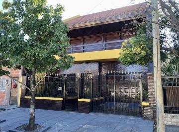 Casa · 216m² · 6 Ambientes · 1 Cochera · Excelente Inmueble de 4 Dorm. - 3 Baños - Jardín y Pileta! Vta Dta - Apto Credito!