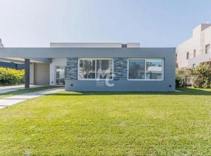 Casa · 220ha · 4 Ambientes · 1 Cochera