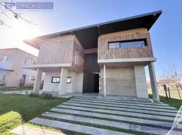 Casa · 240m² · 6 Ambientes · 4 Cocheras · Casa en Venta en El Canton - Golf
