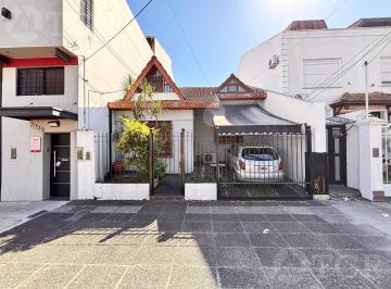 Casa · 147m² · 5 Ambientes · 1 Cochera · Venta Casa en Dos Plantas con Patio Quincho Garage en Ballester