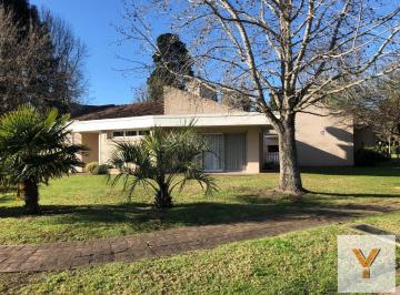 Departamento · 180m² · 4 Ambientes · 2 Cocheras · Casa en Venta - 3 Dorm. 3 Baños - Cochera - 1.044 m² - Berazategui
