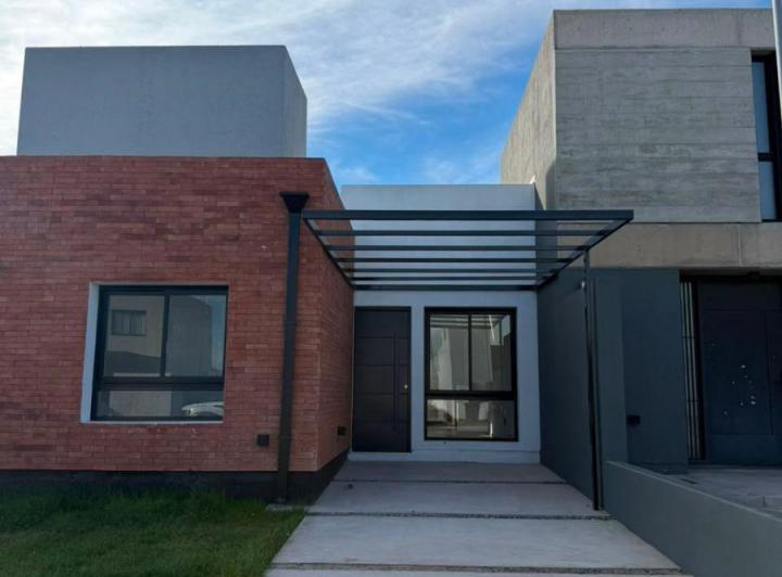 Casa · 68m² · 5 Ambientes · 1 Cochera