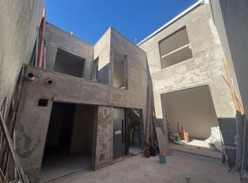 Casa · 130m² · 5 Ambientes · Casa de Pasillo de 3 Dorm. con Patio en Barrio Lourdes