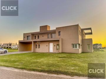 Casa · 283m² · 5 Ambientes · 2 Cocheras · Casa 5 Ambientes en Venta en Barrio La Providencia, Canning