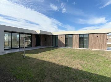 Casa · 150m² · 4 Ambientes · 2 Cocheras · Casa en Club de Campo La Alameda