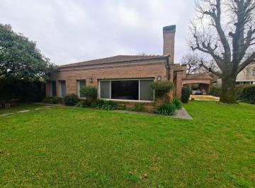 Casa · 350m² · 5 Ambientes · 2 Cocheras · Casa Cinco Ambientes en Venta | Piscina | Doble Cochera | Barrio Las Veletas, Bella Vista