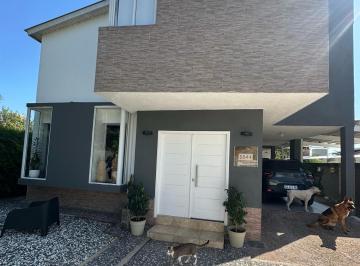 Casa · 250m² · 4 Dormitorios · 2 Cocheras · Casa en Venta Villa Rivera Indarte!hermosa