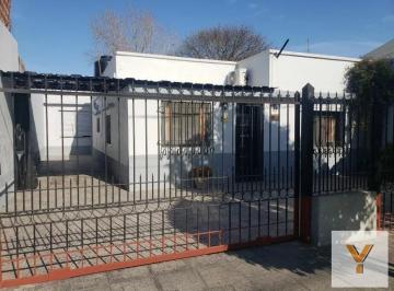 Casa · 102m² · 4 Ambientes · 2 Cocheras · Casa en Venta - 3 Dorm. 1 Baño - Cochera - 300 m² - Bernal