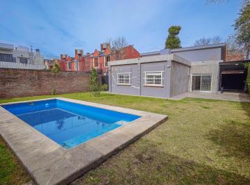Casa · 170m² · 5 Ambientes · 2 Cocheras · Casa Al Frente con Pileta y Cochera La Florida!