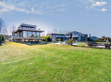Casa · 250000m² · 4 Ambientes · 1 Cochera · Casa en Venta Haras del Sur II 3 Dorm.