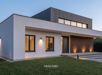 Casa · 155m² · 4 Ambientes · 1 Cochera · Casa en Venta de Pozo en Puebla Canning