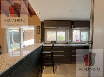 Casa · 180m² · 8 Ambientes · 2 Cocheras · Casa en Venta Los Boulevares 3 Dorm. y Quincho