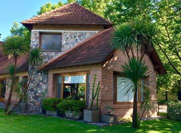 Casa · 436m² · 4 Dormitorios · 2 Cocheras · Tradicional Casa en Venta con Buena Ubicación en Esquina