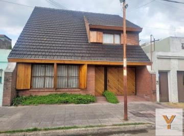 Casa · 218m² · 6 Ambientes · 2 Cocheras · Casa en Venta - 3 Dorm. 3 Baños - La Matanza