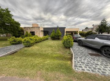 Casa · 106m² · 5 Ambientes · 2 Cocheras · Vengta Casa con Piscina en Cardales Village