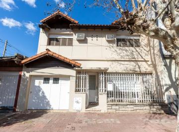 Casa · 5 Ambientes · Casa 5 Amb C/ Cochera - S. Lugares