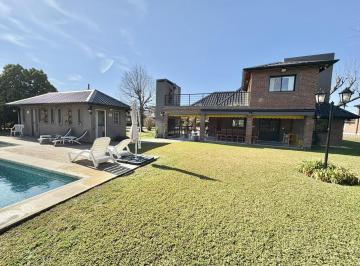 Casa · 252m² · 5 Ambientes · 2 Cocheras · Moderna y Exclusiva Casa en Venta en Country Club Banco Provincia