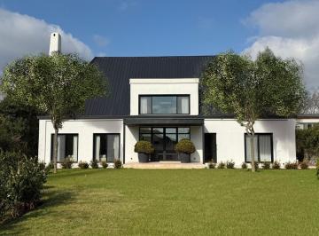 Casa · 2225m² · 6 Dormitorios · Casa en Venta en Tortugas C. C