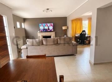 Casa · 200m² · 6 Ambientes · 2 Cocheras · Venta Casa 3 Dorm., Jardin y Doble Cochera