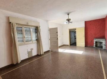 Casa de 3 ambientes, Lanús · Casa en Venta en Valentín Alsina 2 Cocheras