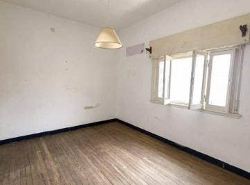 Casa de 3 ambientes, Lanús · Casa 2 Dorm. en Venta en Valentín Alsina 2 Cocheras y Amplia Terraza