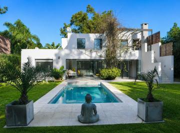 Casa · 800m² · 4 Ambientes · 1 Cochera · Casa en Barrrio El Aromo