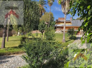 Casa · 268m² · 5 Ambientes · 2 Cocheras · Espectacular Casa en Punta Chica, con Piscina, Parrila y Gran Arboleda!