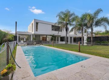 Casa · 264m² · 6 Ambientes · Casa en Venta y Alquiler con 3 Dorm. en El Encuentro. Moderna y Canchera