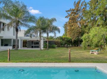 Casa · 264m² · 6 Ambientes · Casa en Venta y Alquiler con 3 Dorm. en El Encuentro. Moderna y Canchera