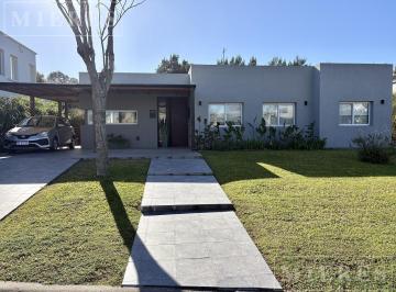 Casa · 185m² · 4 Ambientes · 2 Cocheras · Casa en Venta Sobre Lote Interno Area 4 Barrio San Matias