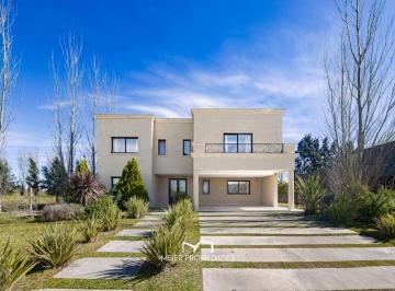 Casa de 7 ambientes, Presidente Perón · Gran Residencia de 7 Ambientes 330 m² con Pileta y Galería en Lagos de San Eliseo