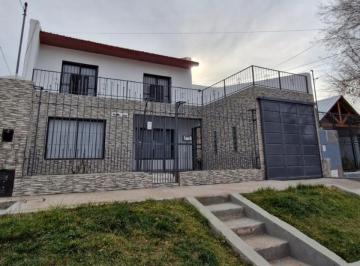 Casa · 223m² · 7 Ambientes · 3 Cocheras · Casa Comercial en Alquiler