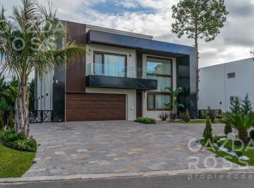 Casa · 480m² · 5 Ambientes · 6 Cocheras · Espectacular Casa en Terralagos.