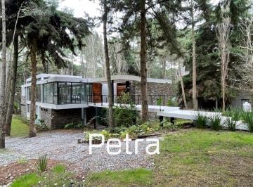 Casa · 400m² · 6 Ambientes · 5 Cocheras · Casa en Venta en Carilo