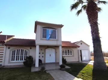 Casa · 145m² · 7 Ambientes · 2 Cocheras · Casa en Venta Barrio Los Solares, Rodeo del Medio