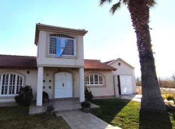 Casa · 145m² · 7 Ambientes · 2 Cocheras · Casa en Venta Barrio Los Solares, Rodeo del Medio
